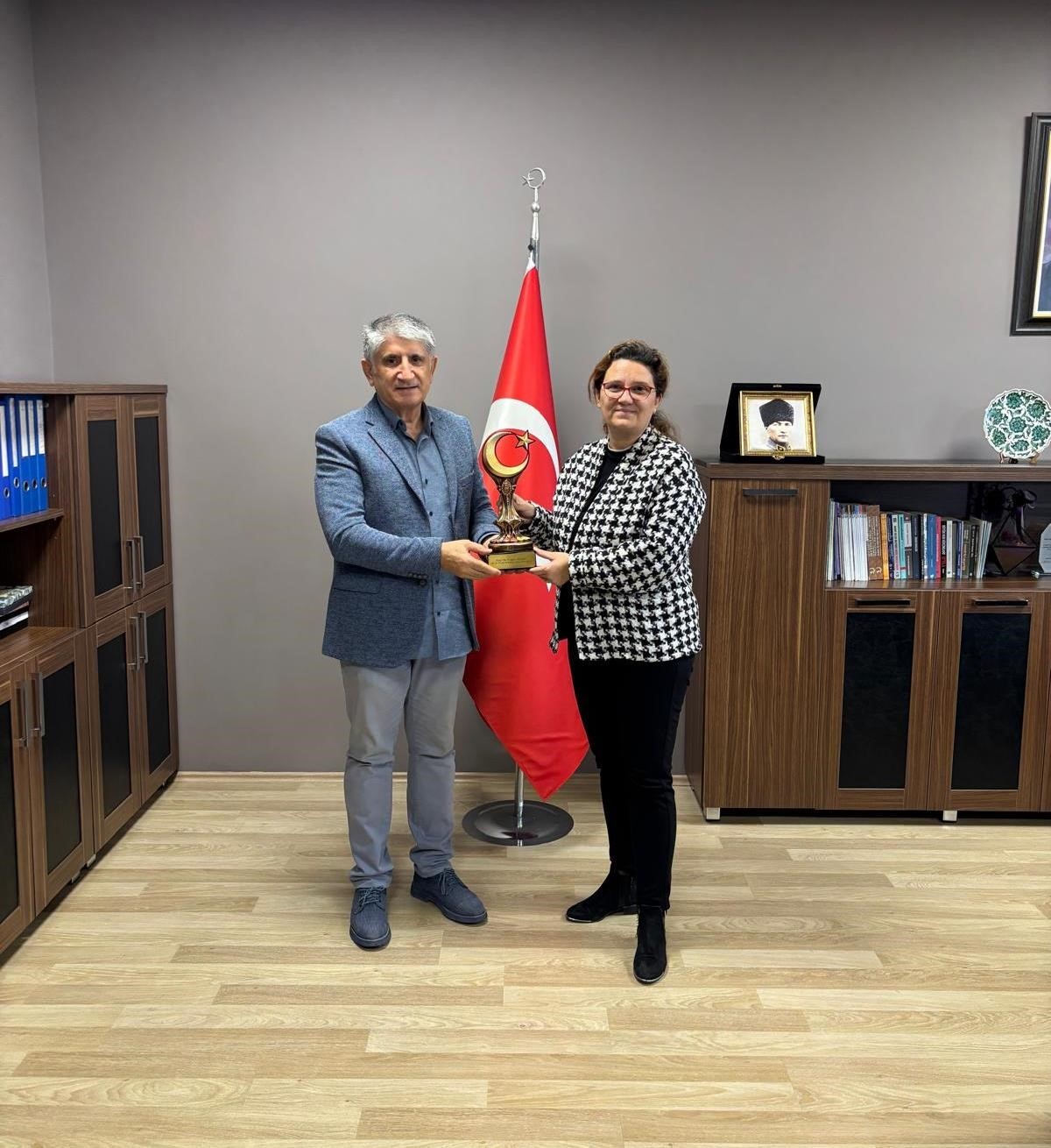 BU&Uuml;&rsquo;l&uuml; akademisyene &rsquo;T&uuml;rk D&uuml;nyası Bilim &Ouml;d&uuml;l&uuml;&rsquo;
