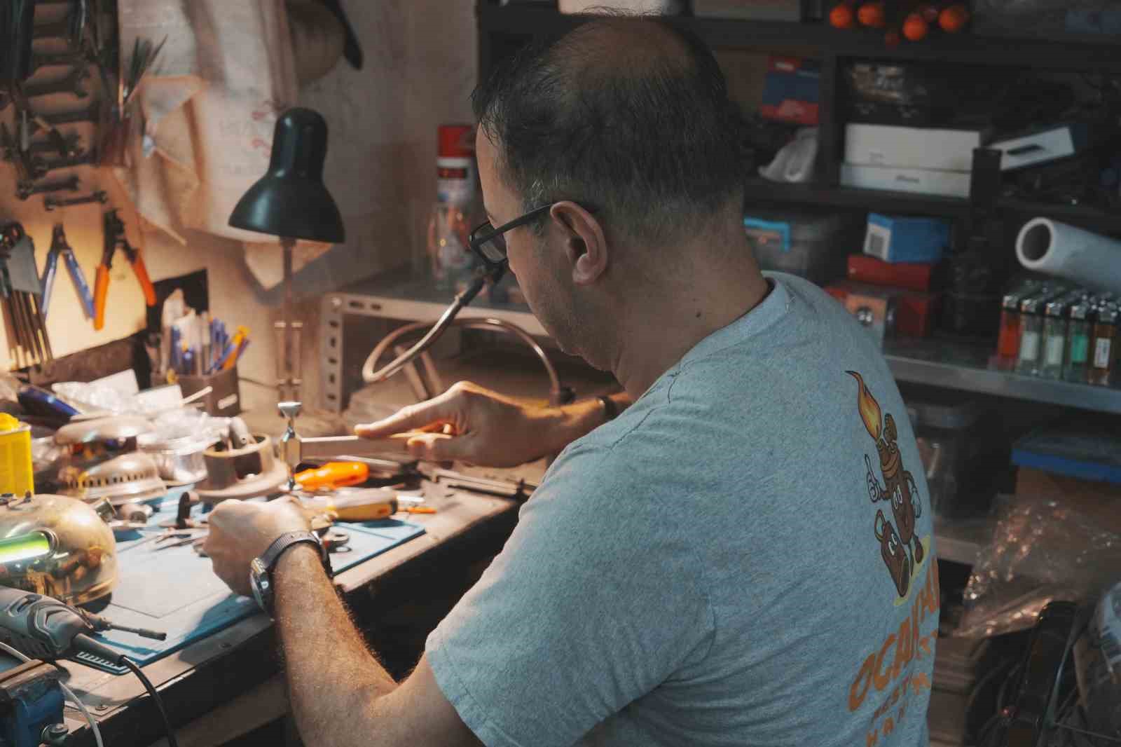 10 metrekarelik atölyesinden Türkiye’ye ulaşıyor