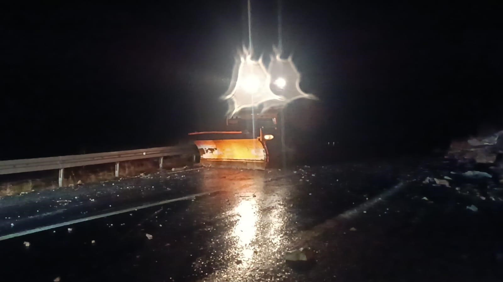 Şırnak’ta dağdan kopan kaya parçaları yolu trafiğe kapattı