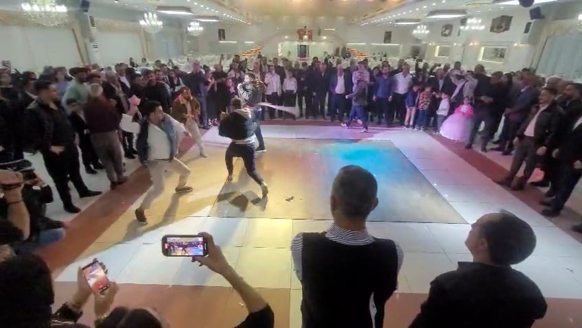 Düğünde acı veren oyun: Urganlarla birbirlerinin sırtına vurdular