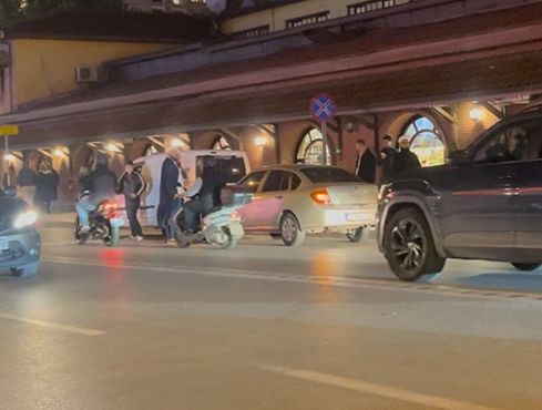 Yolunda ilerleyen araca &ccedil;arpıp s&uuml;r&uuml;c&uuml;s&uuml;n&uuml;n &uuml;zerine y&uuml;r&uuml;d&uuml;ler
