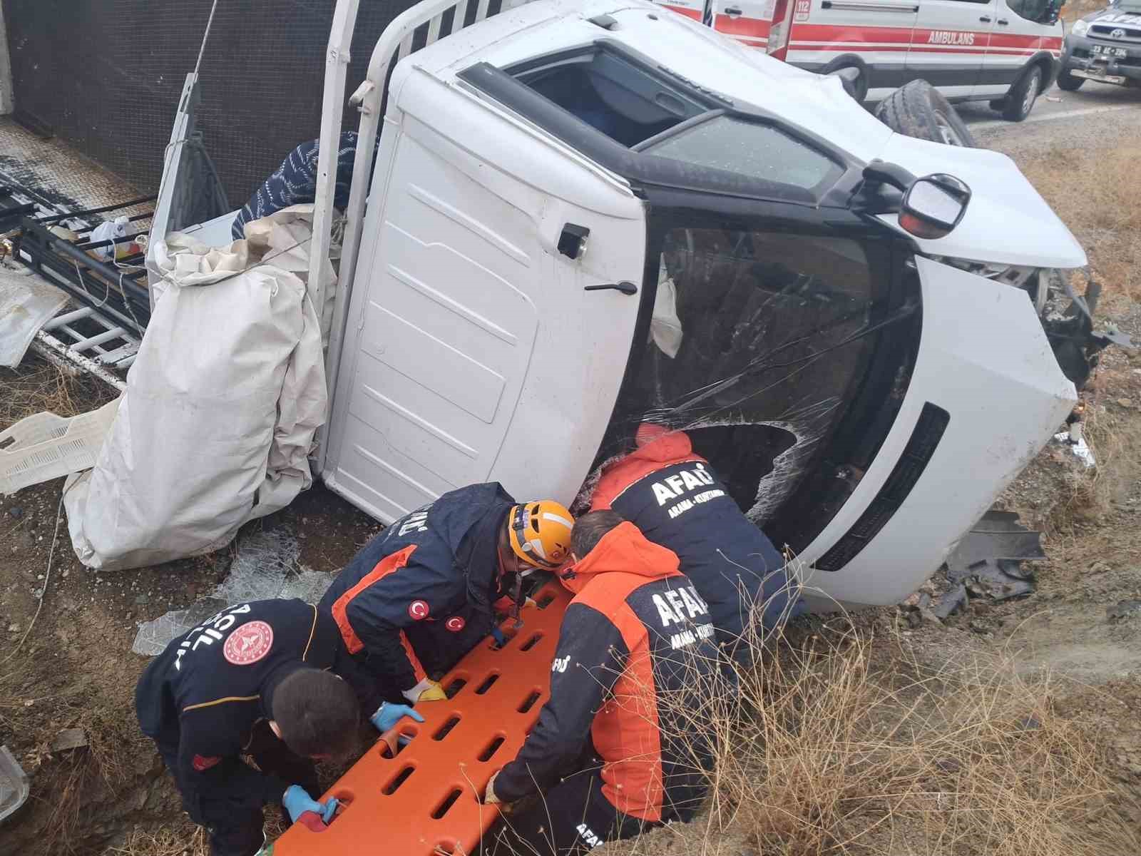 Elazığ’da pikap şarampole uçtu: 2 yaralı