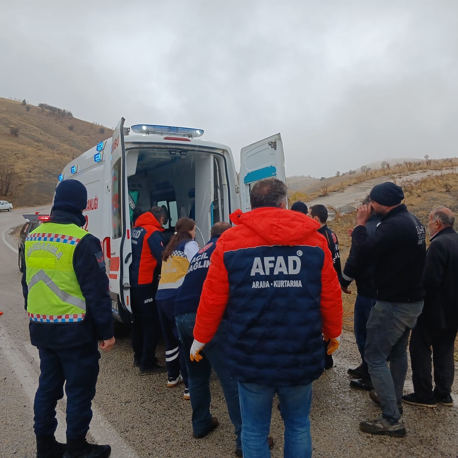Elazığ’da pikap şarampole uçtu: 2 yaralı
