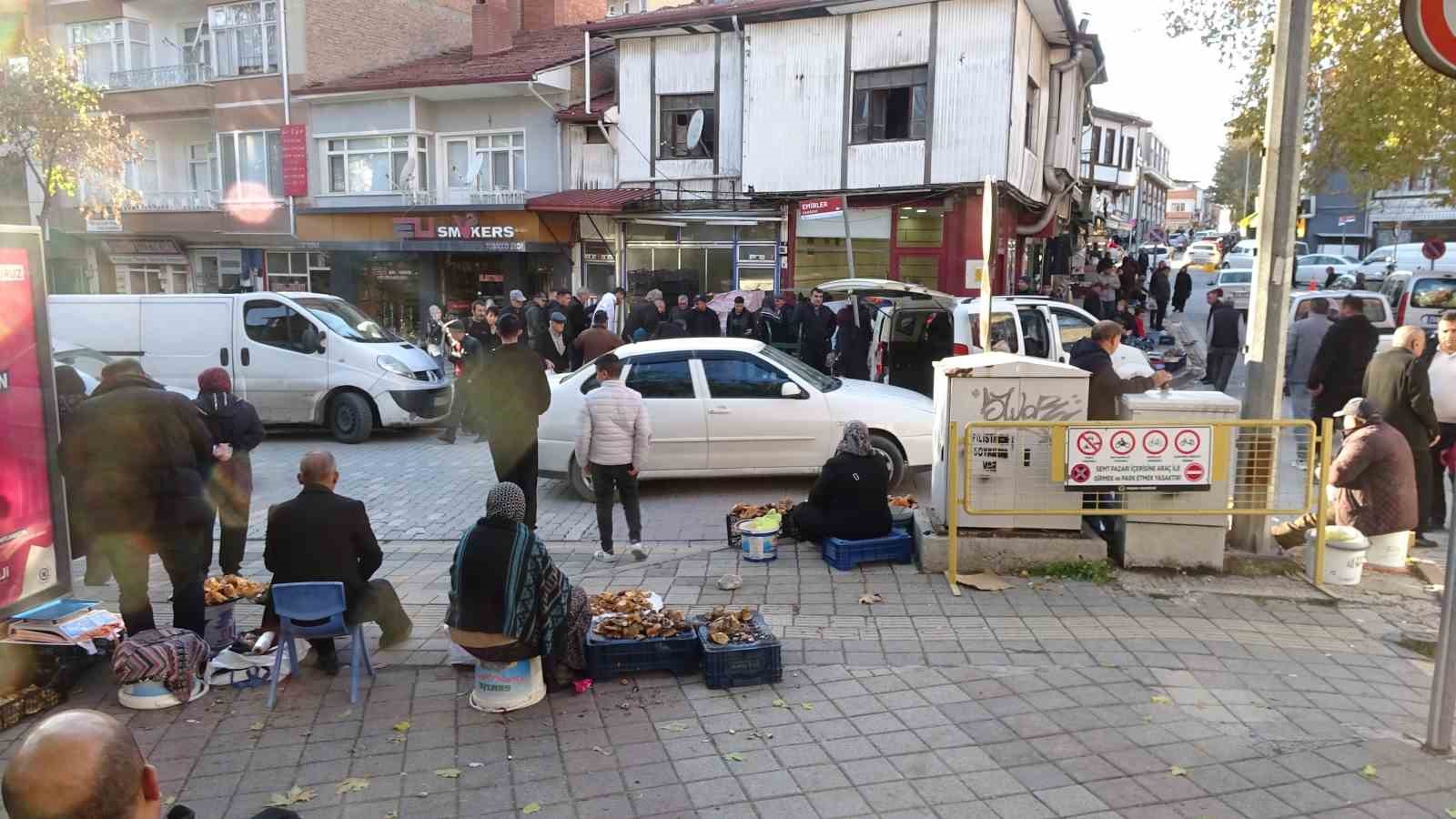 K&uuml;tahya&rsquo;da melki mantarı &ccedil;oğaldı, fiyatlar d&uuml;şt&uuml;
