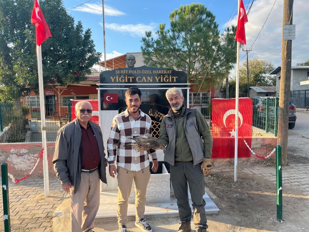 Hasadı bıraktı şahinin yardımına koştu
