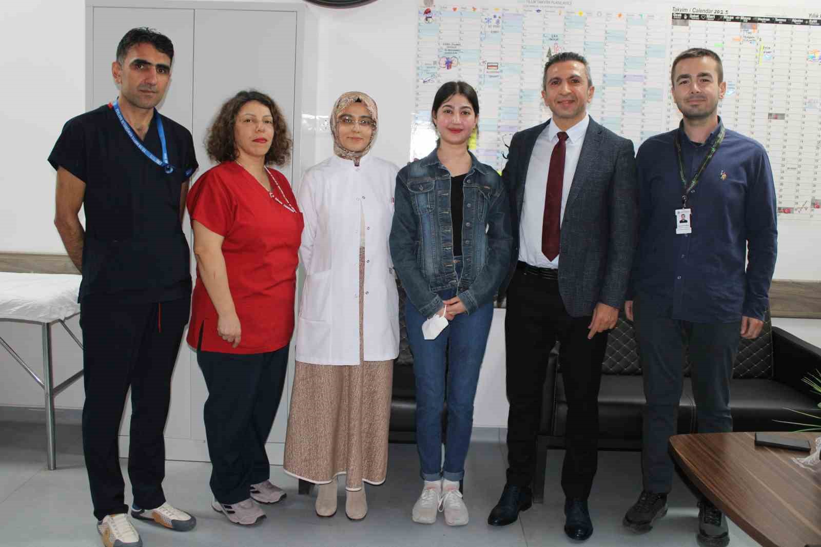 Annesinin böbreğiyle hayata tutundu