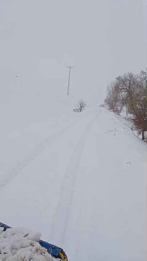 Sivas&rsquo;ta yoğun kar nedeniyle 46 yerleşim yerine ara&ccedil; ulaşımı sağlanamıyor
