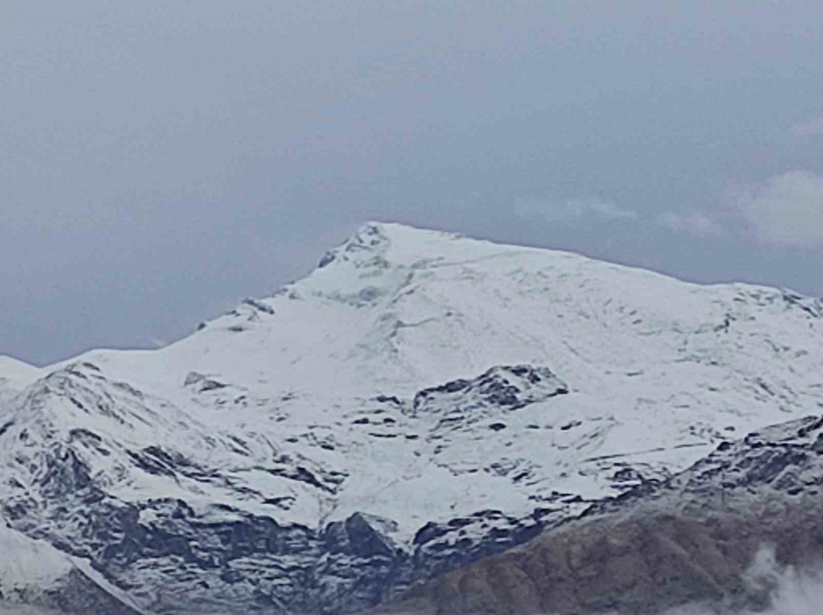 Batman’a mevsimin ilk karı yağdı