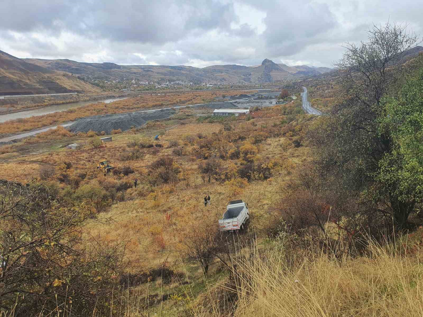 Elazığ’da kamyonet şarampole uçtu