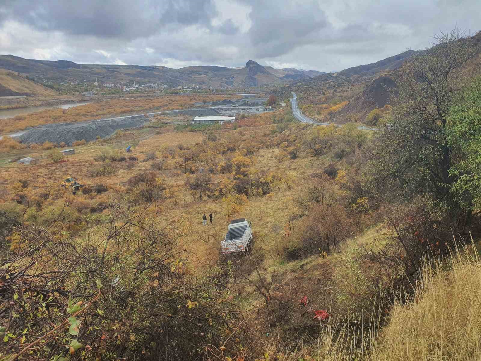 Elazığ’da kamyonet şarampole uçtu