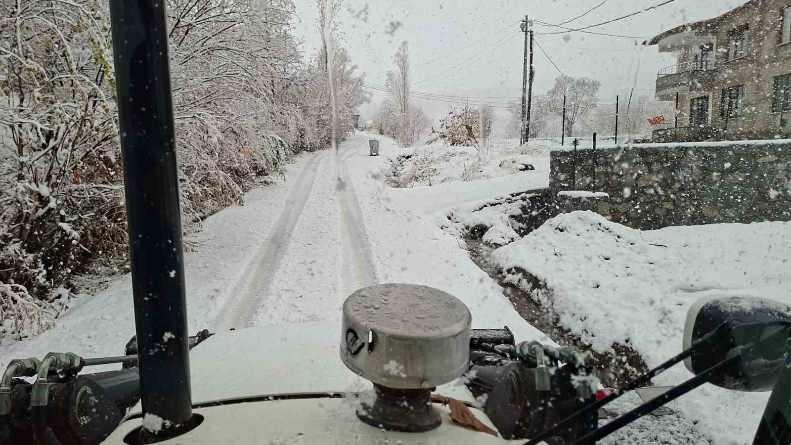 Hakkari’de mevsimin ilk karı yağdı