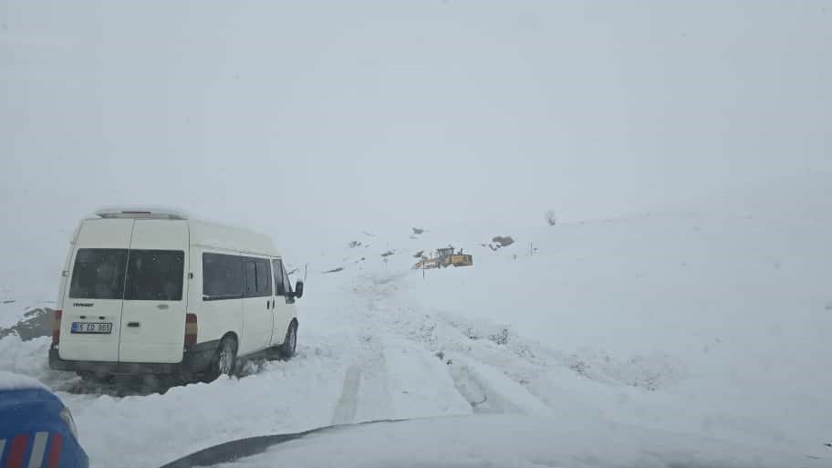 2600 rakımlı bölgede karda mahsur kalan yolcuları belediye ekibi kurtardı