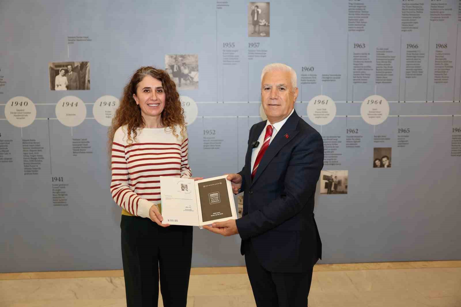 &rsquo;G&ouml;zlerimin &Ouml;n&uuml;ndesin&rsquo; sanatseverleri ağırlıyor
