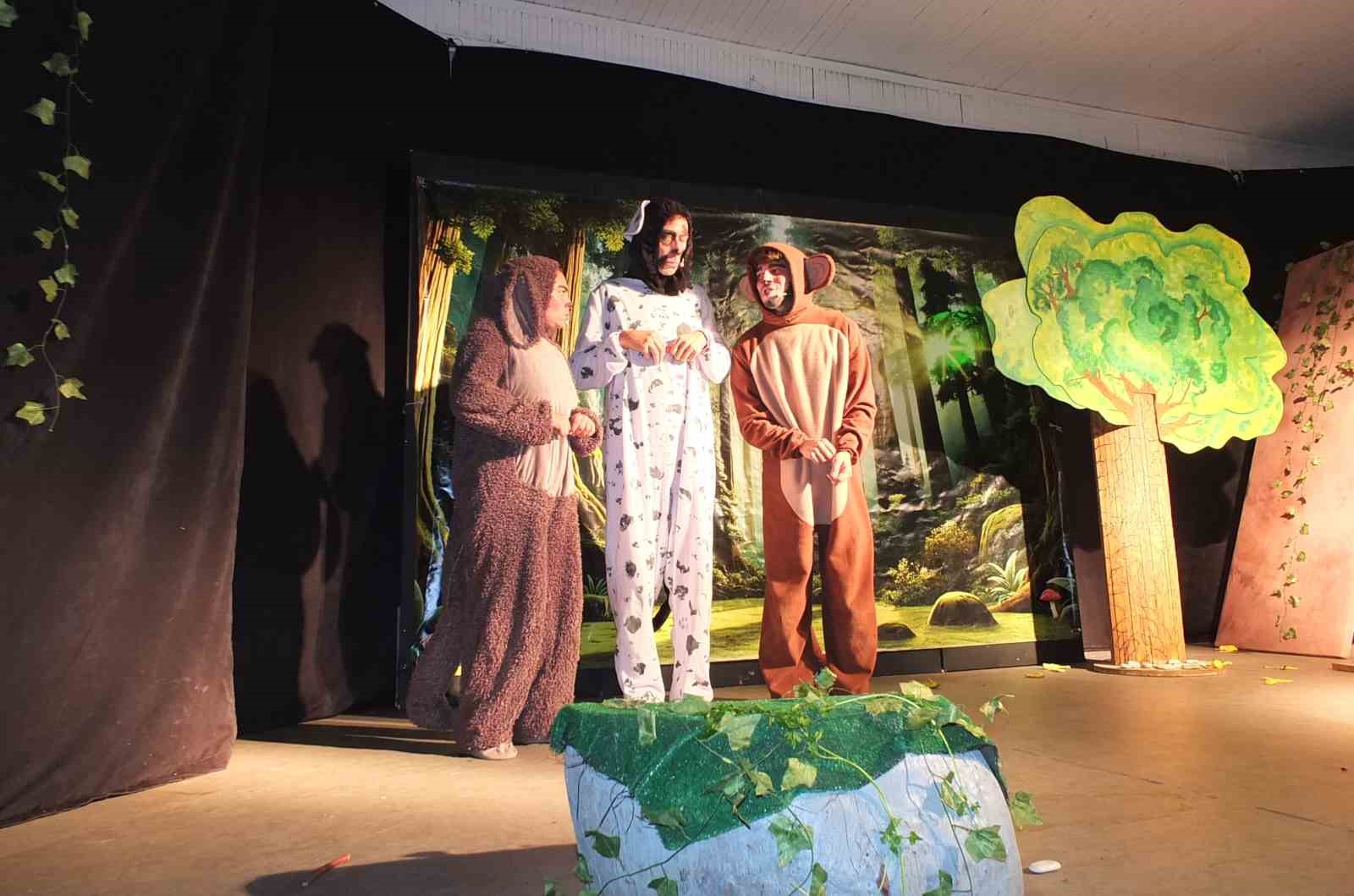 Balıkesir&rsquo;de amat&ouml;rlerin oyunu ayakta alkışlandı
