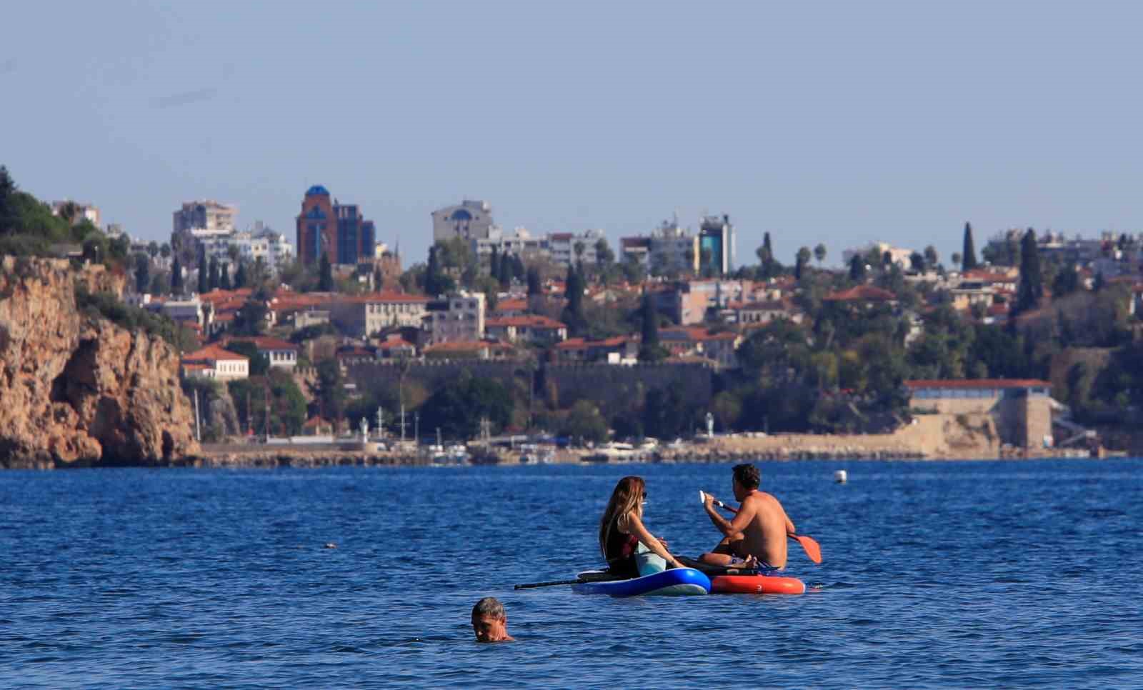 Türkiye’de karla mücadele başlarken, Antalya’da deniz mevsimi devam ediyor