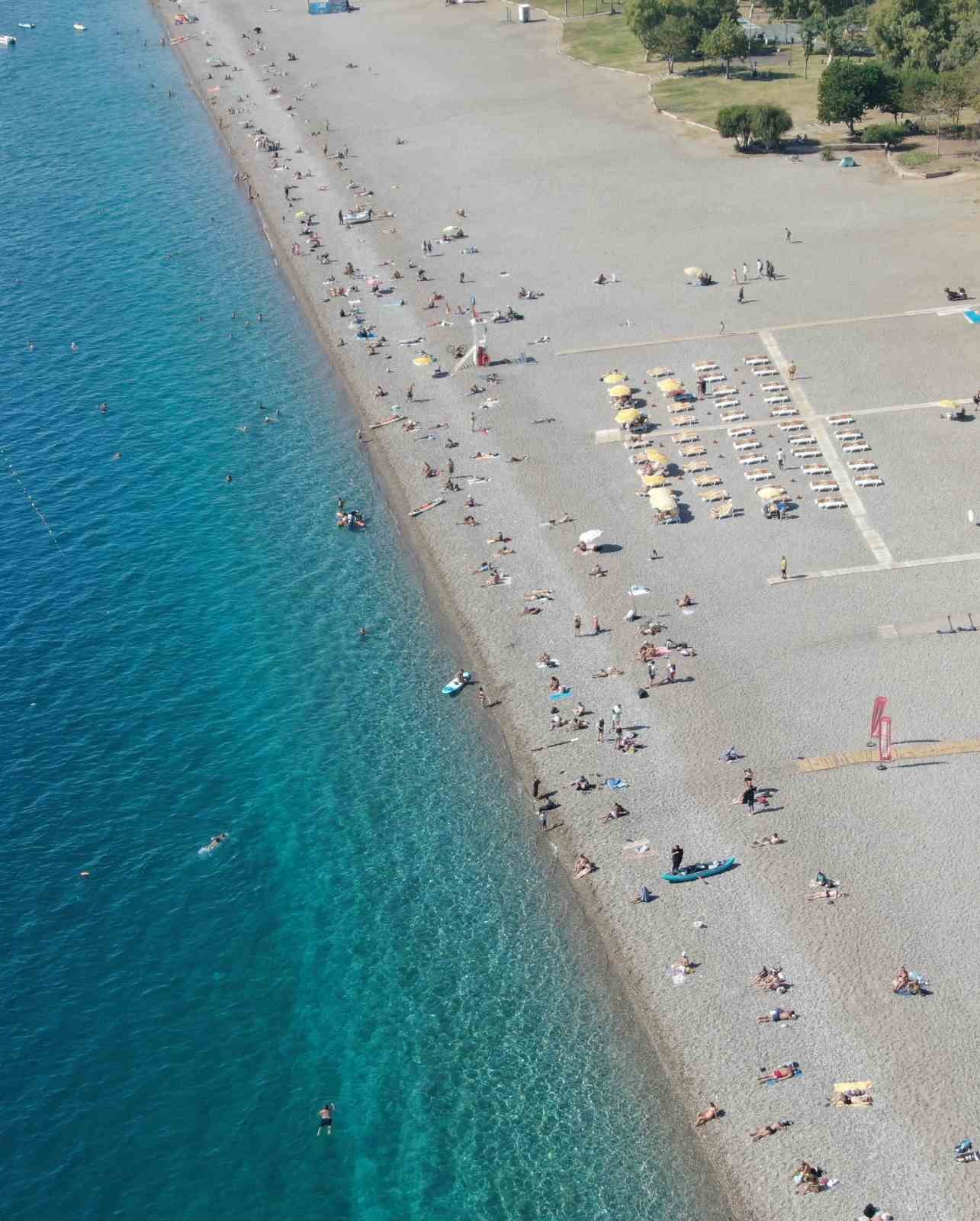 T&uuml;rkiye&rsquo;de karla m&uuml;cadele başlarken, Antalya&rsquo;da deniz mevsimi devam ediyor
