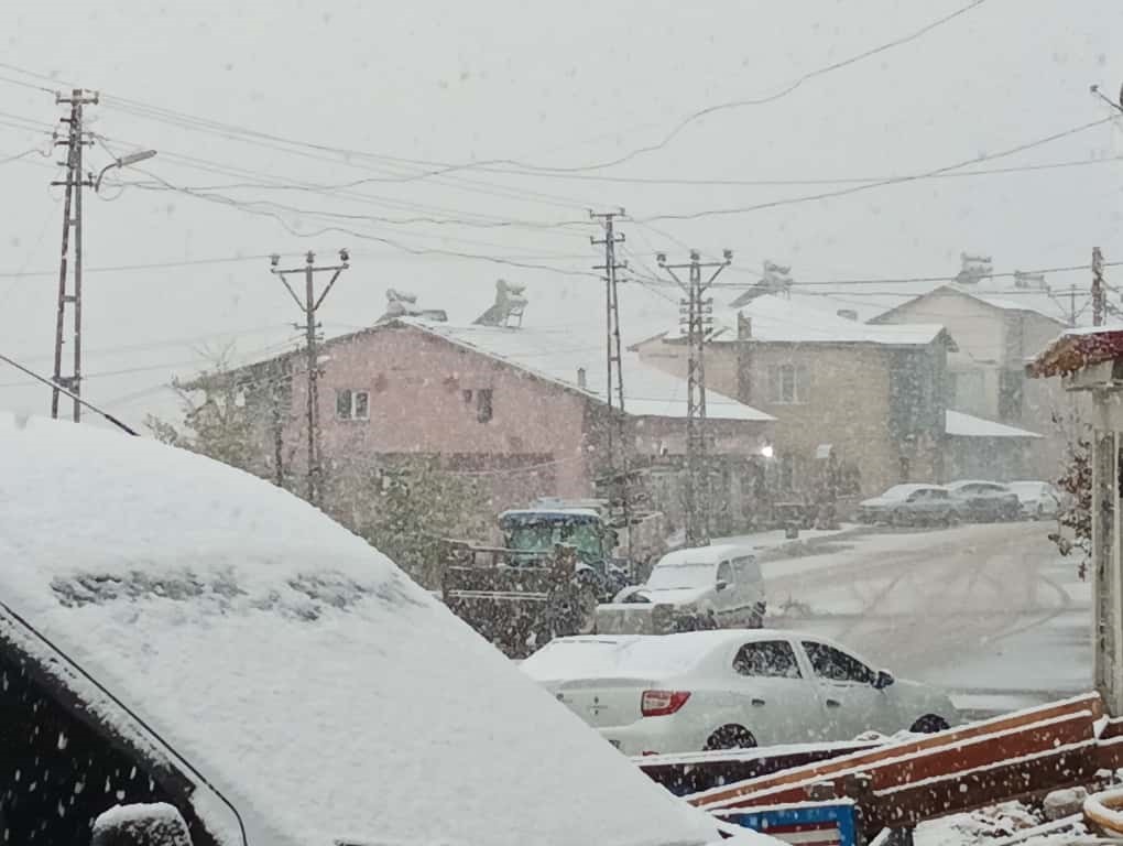 &Ccedil;elikhan il&ccedil;esine yılın ilk kar yağışı başladı
