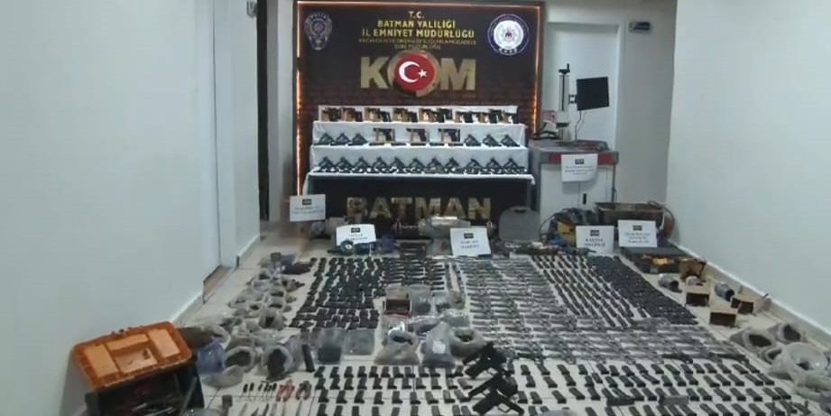 Batman’da silah kaçakçılarına büyük darbe: 2023-2025 yıllarını kapsayan dönemde 2 binden fazla silah ele geçirildi