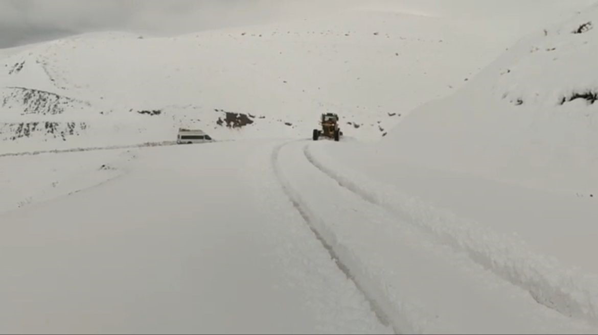 Siirt’te karda araçlar yolda mahsur kaldı
