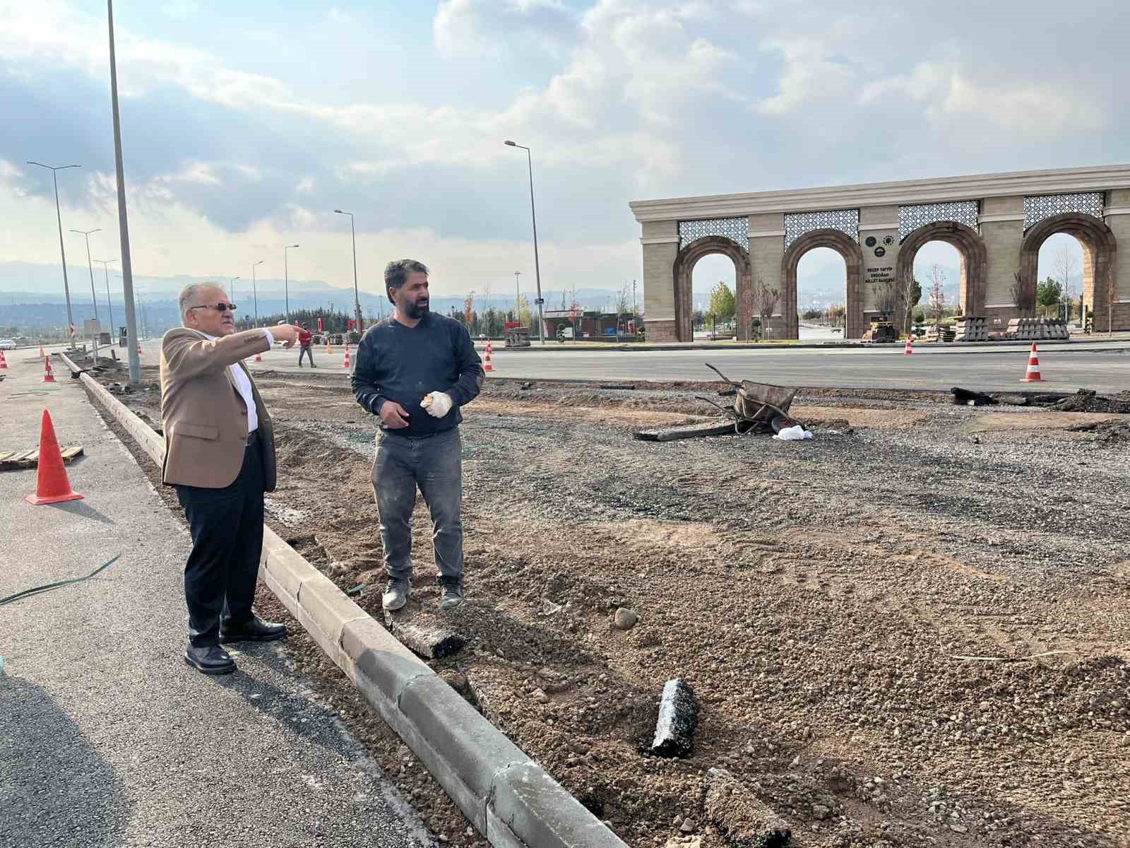 Başkan Büyükkılıç’tan Talas Bulvarı üzerindeki kavşak düzenleme ve deplase çalışmalarında pazar mesaisi