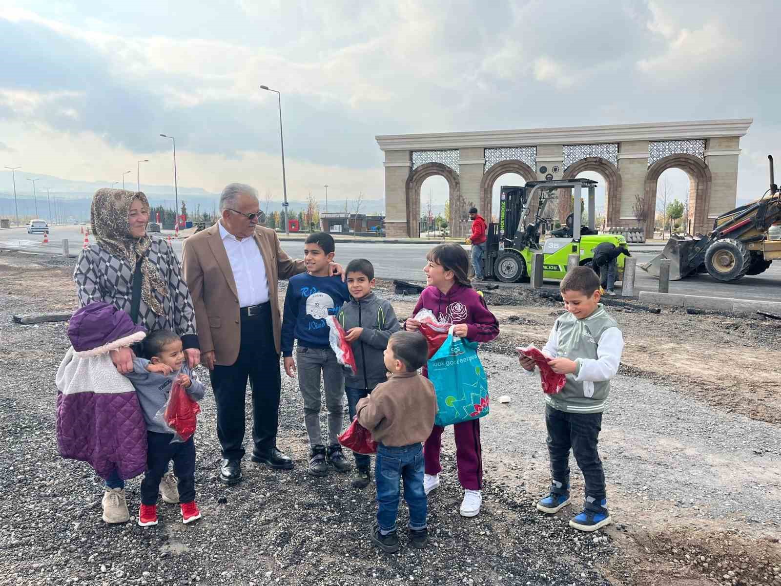Başkan Büyükkılıç’tan Talas Bulvarı üzerindeki kavşak düzenleme ve deplase çalışmalarında pazar mesaisi
