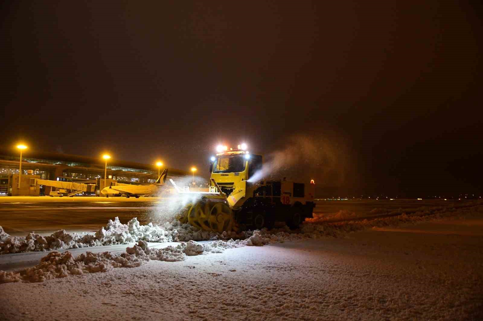 Bakan Uraloğlu: Karla mücadele için 18 bin 407 personel ve 14 bin 263 araç görev başında"