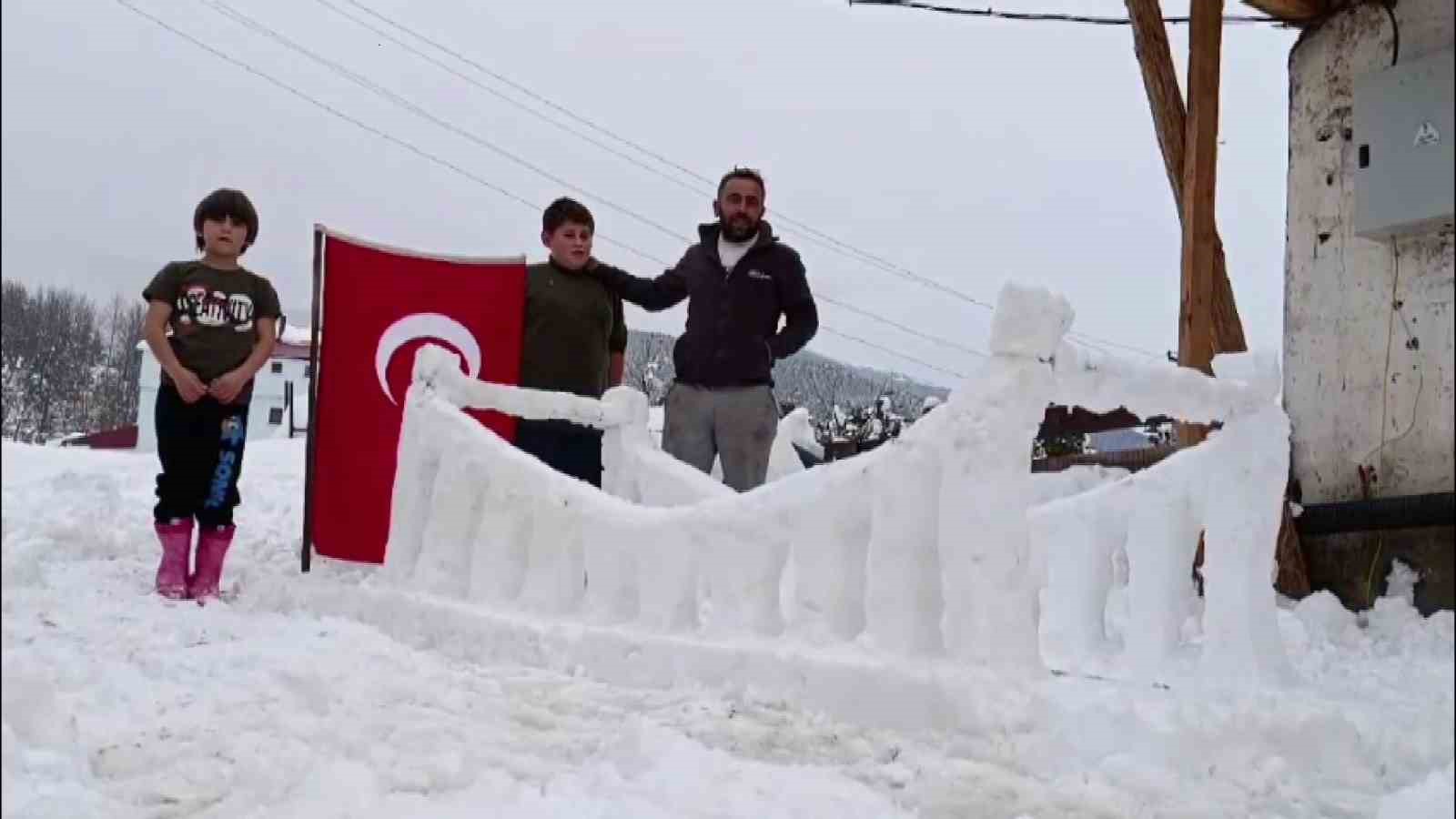 Şehitleri anmak amacıyla kardan ‘15 Temmuz Şehitler Köprüsü’ yaptılar, görenleri ise duygulandırdılar