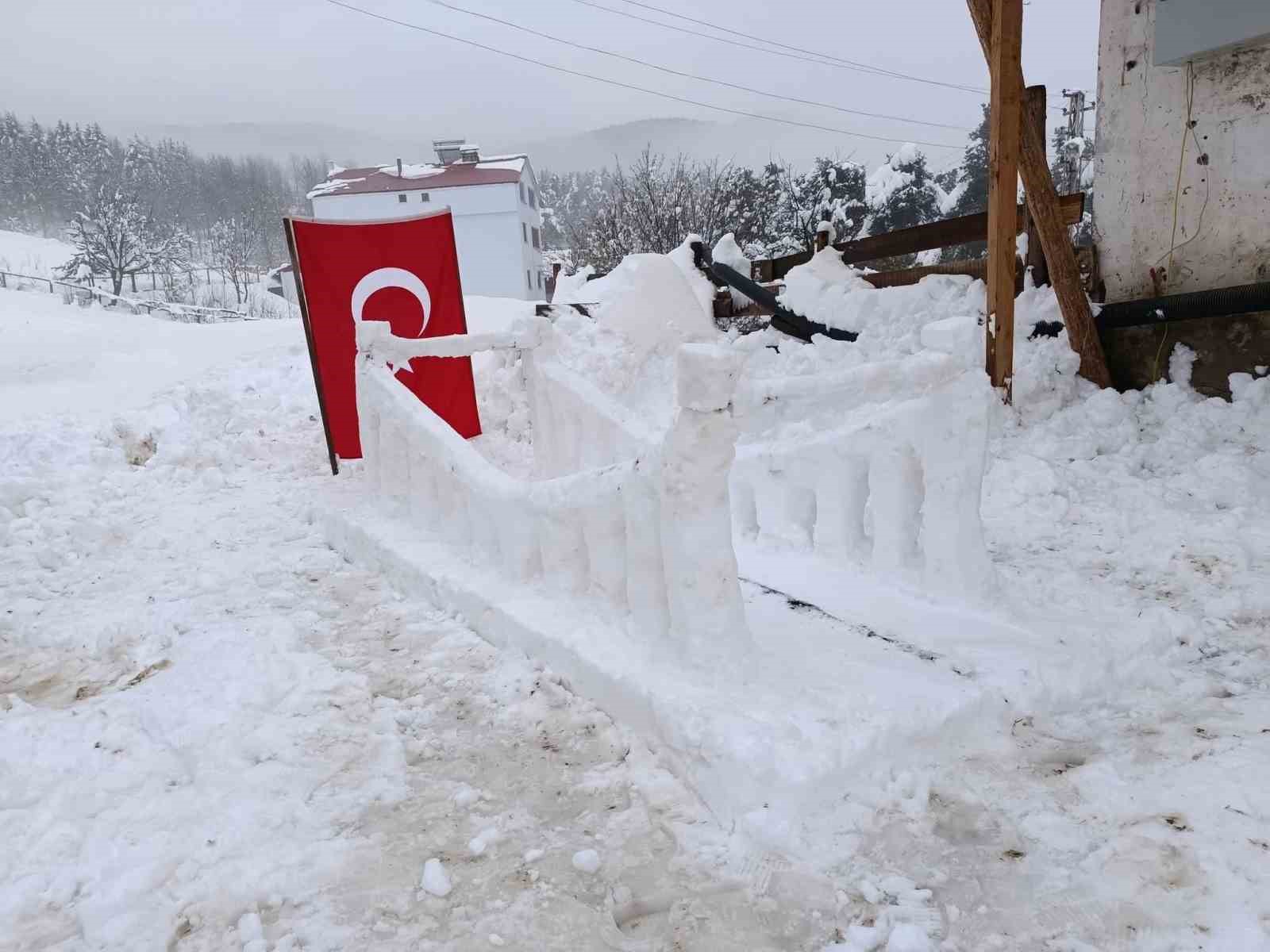Şehitleri anmak amacıyla kardan ‘15 Temmuz Şehitler Köprüsü’ yaptılar, görenleri ise duygulandırdılar