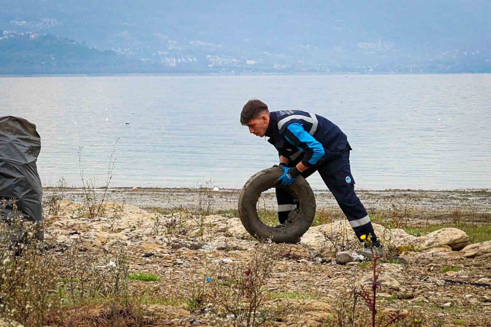 Sapanca Gölü kıyılarında ekosistemi koruyan temizlik
