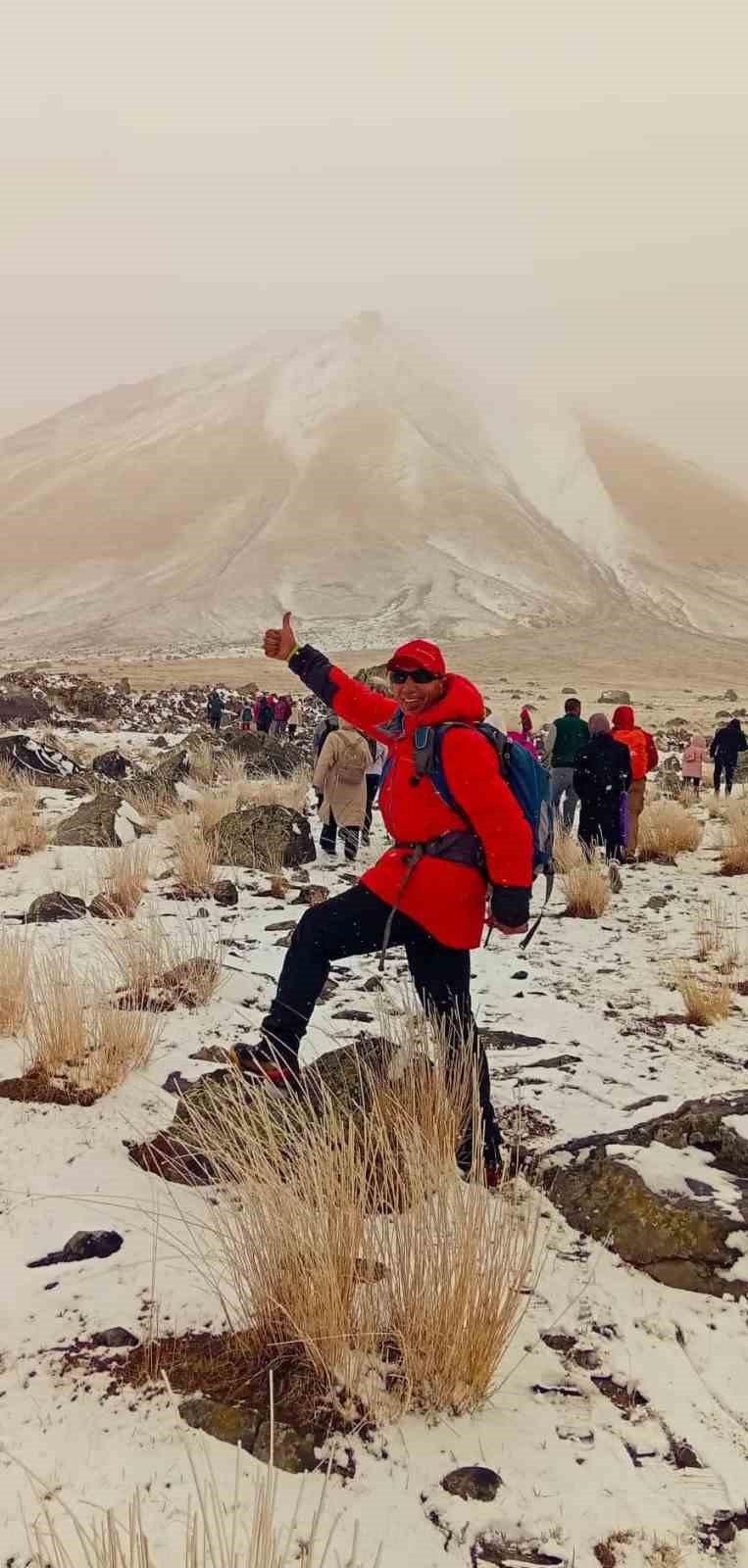 Ağrı Dağı’nda kar yağışına rağmen 27 dağcı tırmanışa geçti