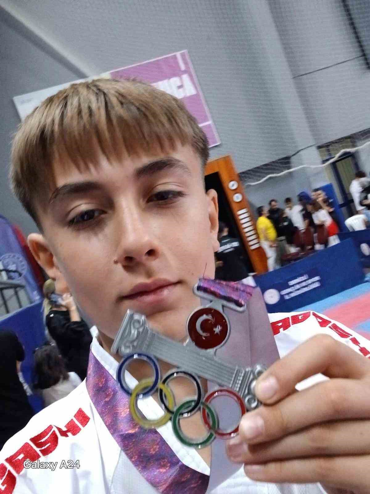 Sarıg&ouml;ll&uuml; sporcu Denizli&rsquo;de g&uuml;m&uuml;ş madalya kazandı
