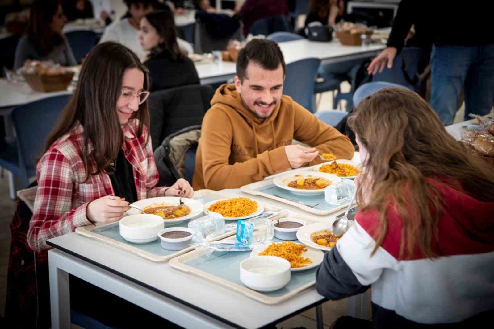 Anadolu Üniversitesi, yemek bursu ile 2 bin 600 öğrencisinin yanında