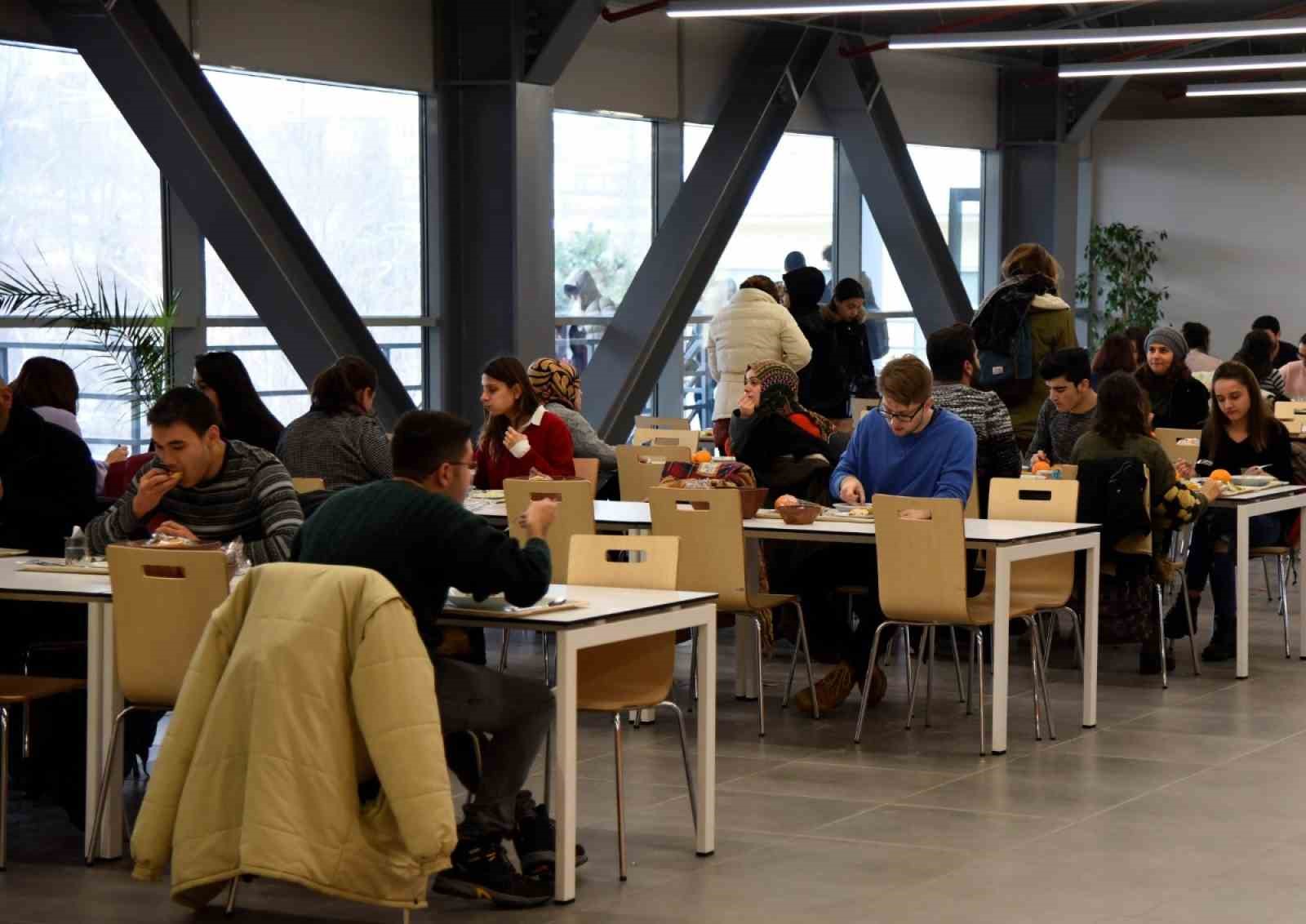 Anadolu &Uuml;niversitesi, yemek bursu ile 2 bin 600 &ouml;ğrencisinin yanında
