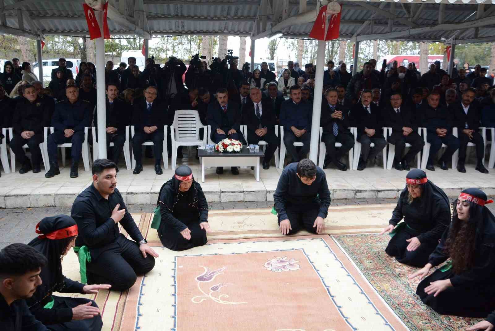 Bakan Tekin: "OHAL&rsquo;in kaldırılması ve inan&ccedil; &ouml;zg&uuml;rl&uuml;ğ&uuml; alanında atılan adımlar T&uuml;rkiye&rsquo;nin demokratikleşmesine &ouml;nemli katkılar sağladı"
