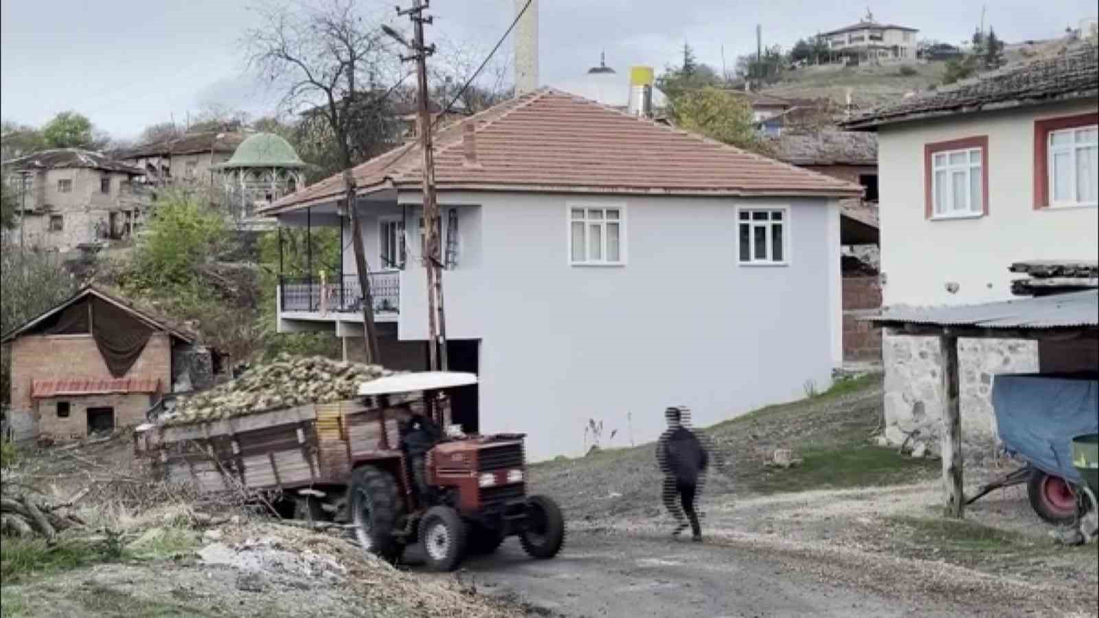 Amasya’da pancar yüklü traktör römorku devrildi: Kaza anı kamerada