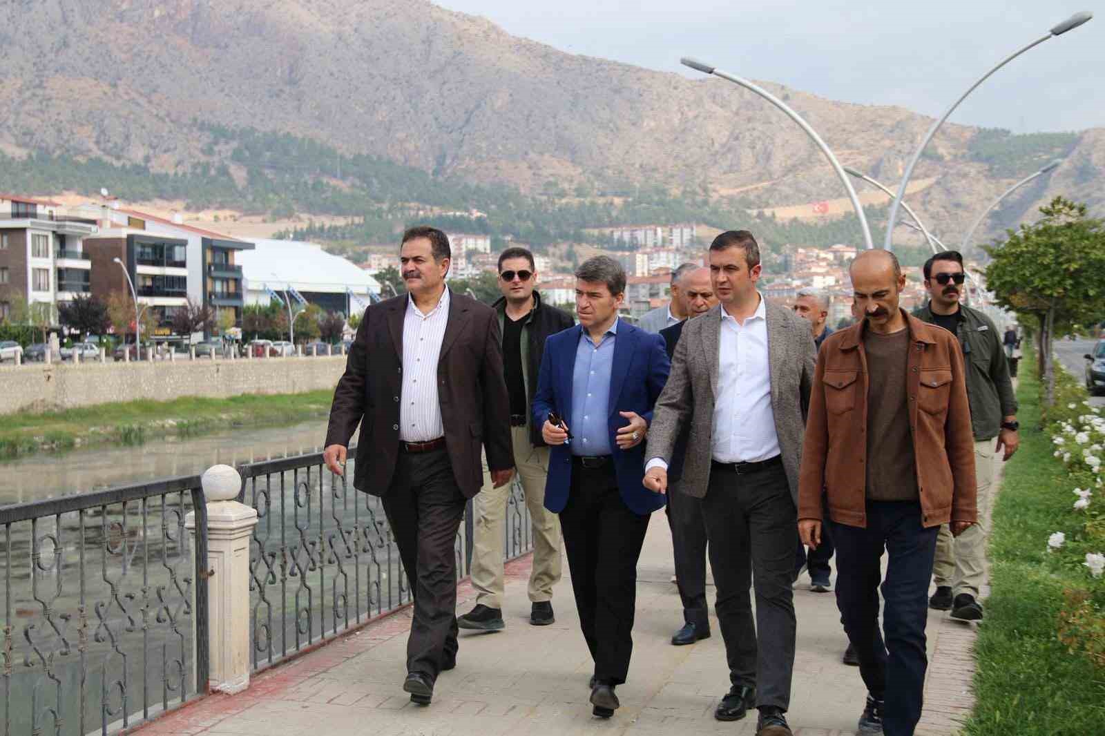 Yeşilırmak Nehri’nde 6 iş makinesiyle temizlik çalışması
