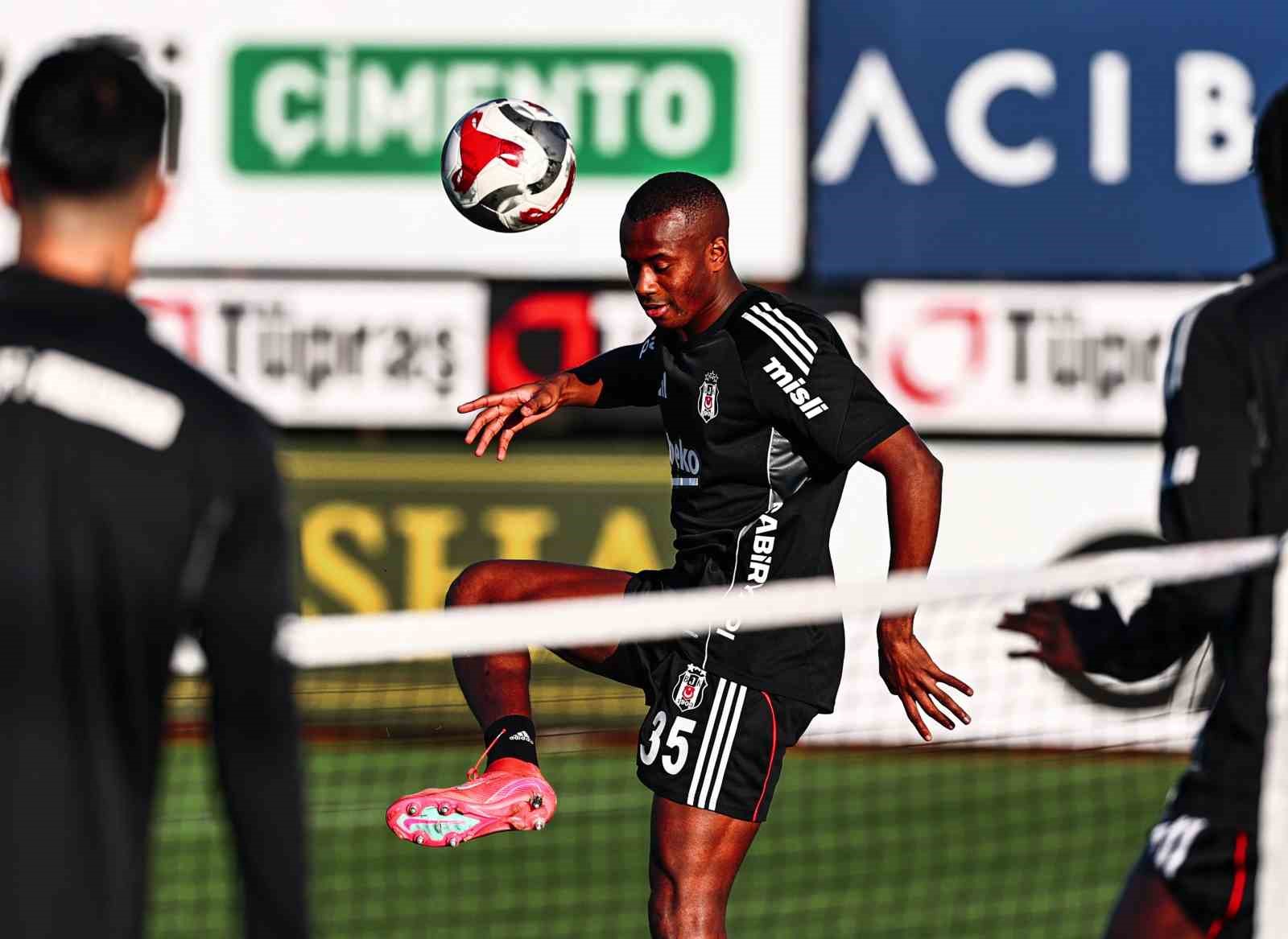 Beşiktaş, günü çift antrenmanla tamamladı