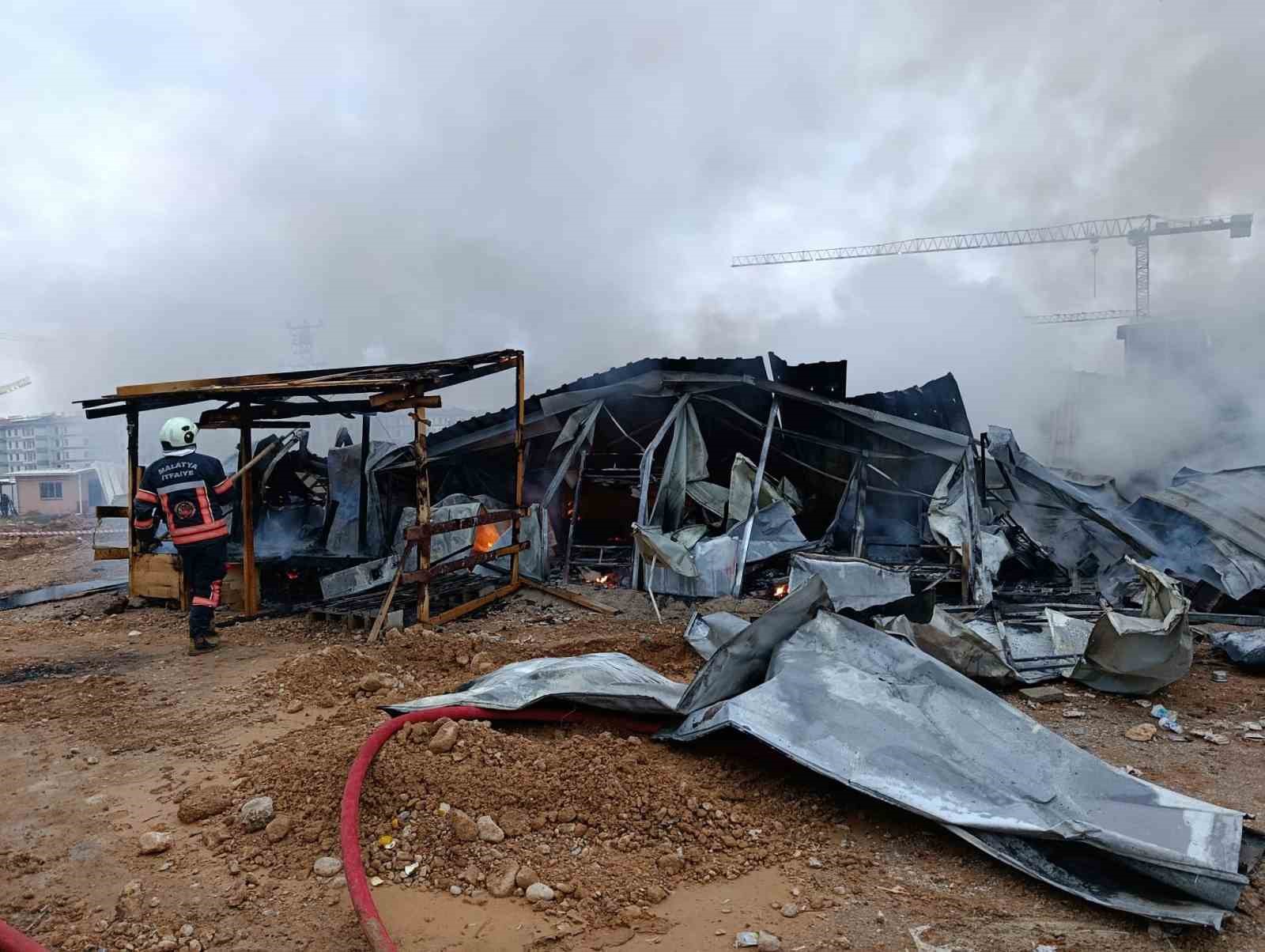 Malatya&rsquo;da inşaat iş&ccedil;ilerinin kaldığı şantiyede yangın
