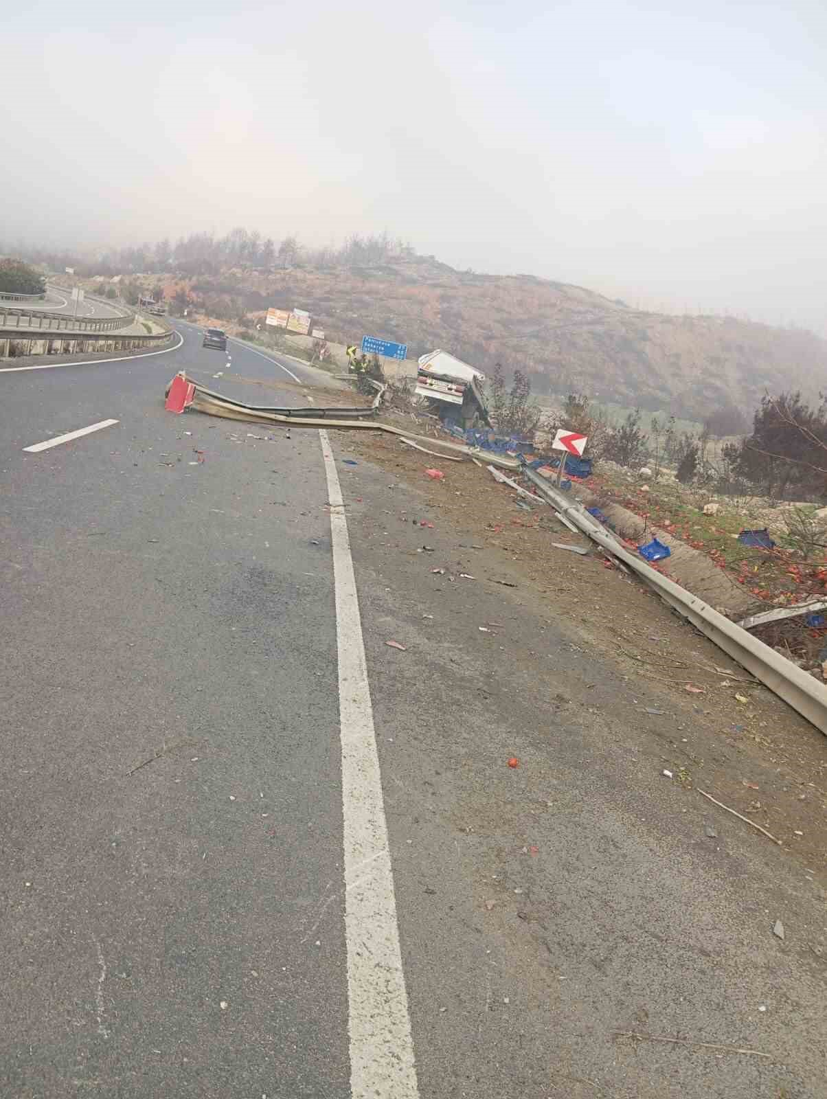 Kontrolden &ccedil;ıkan sebze y&uuml;kl&uuml; tır devrildi: 1 yaralı
