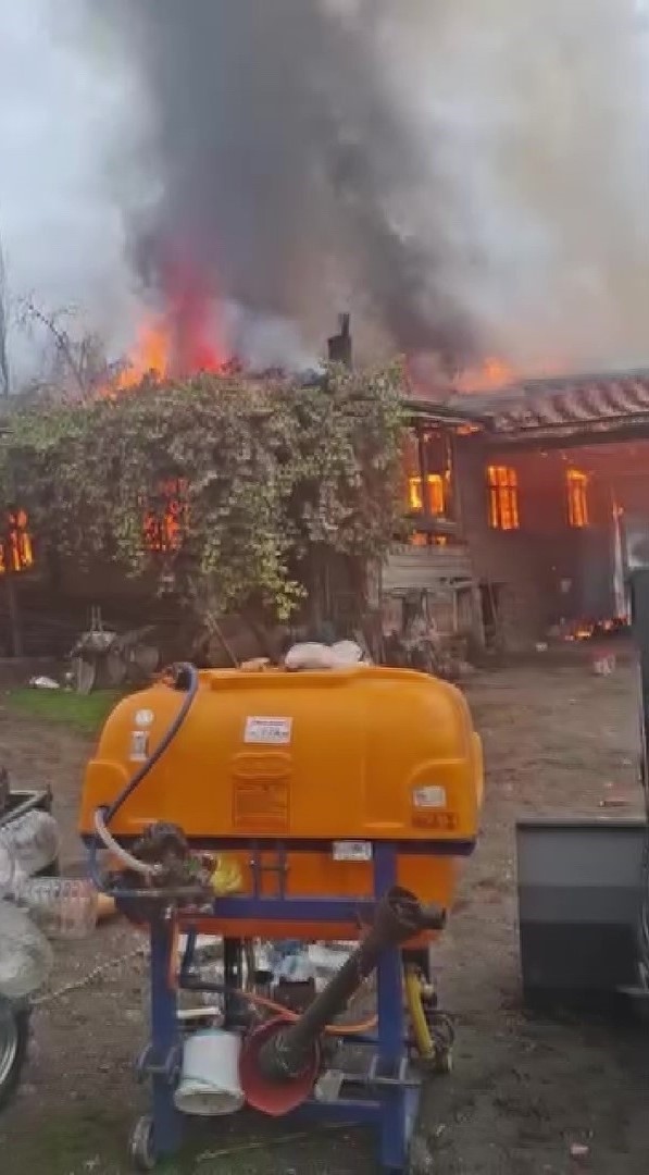 Vali Bakan açıkladı: Yaşlı çiftin yanan evleri el birliğiyle yeniden inşa edilecek
