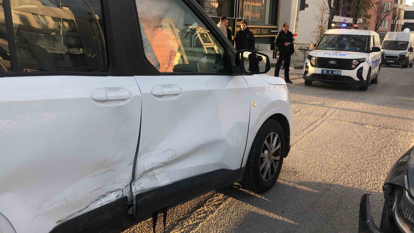 Otomobil ile hafif ticari ara&ccedil; &ccedil;arpıştı: 6 yaralı
