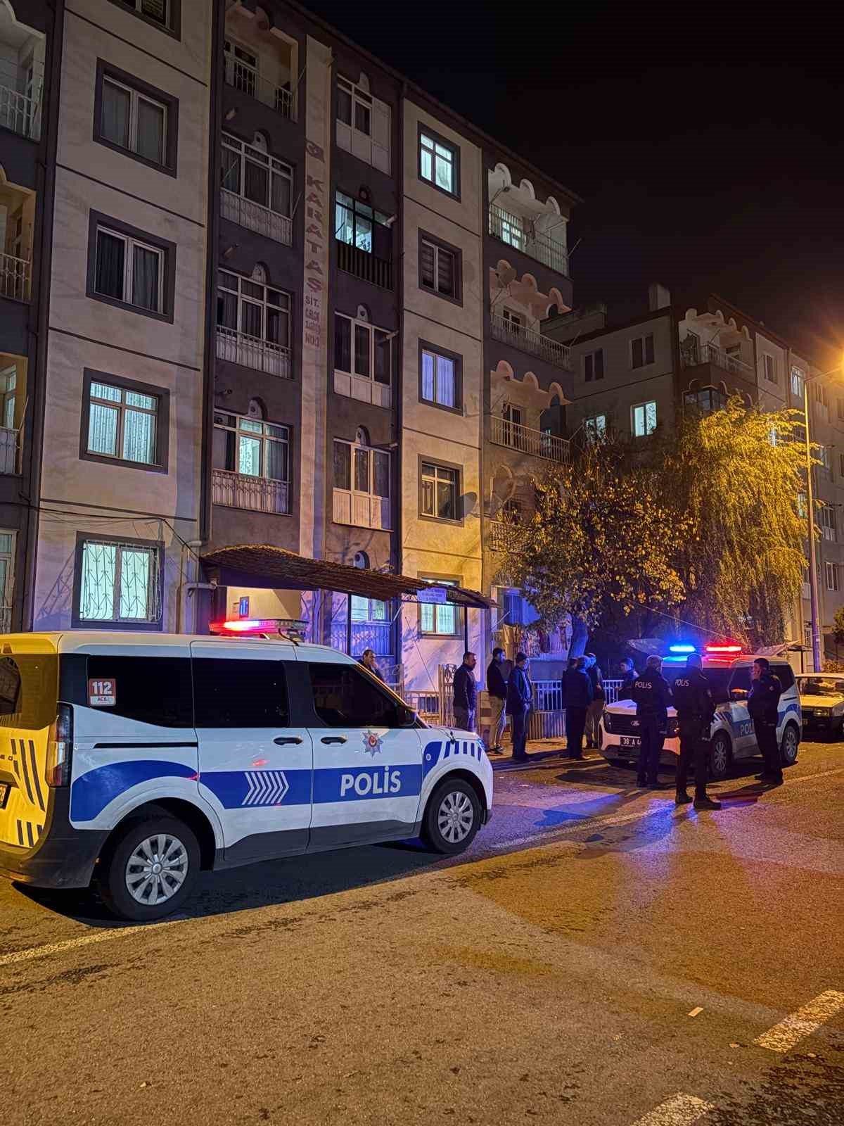 Kayseri&rsquo;de 4. kattan d&uuml;şen gen&ccedil; kız ağır yaralandı
