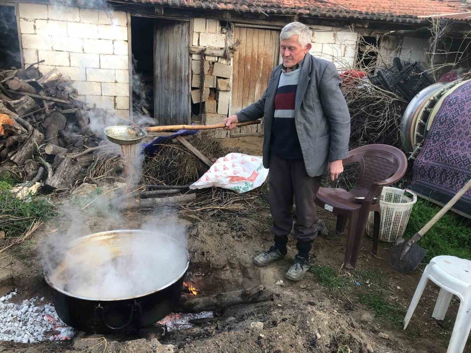 Sarıgöl’de pekmez yapımına hız verildi