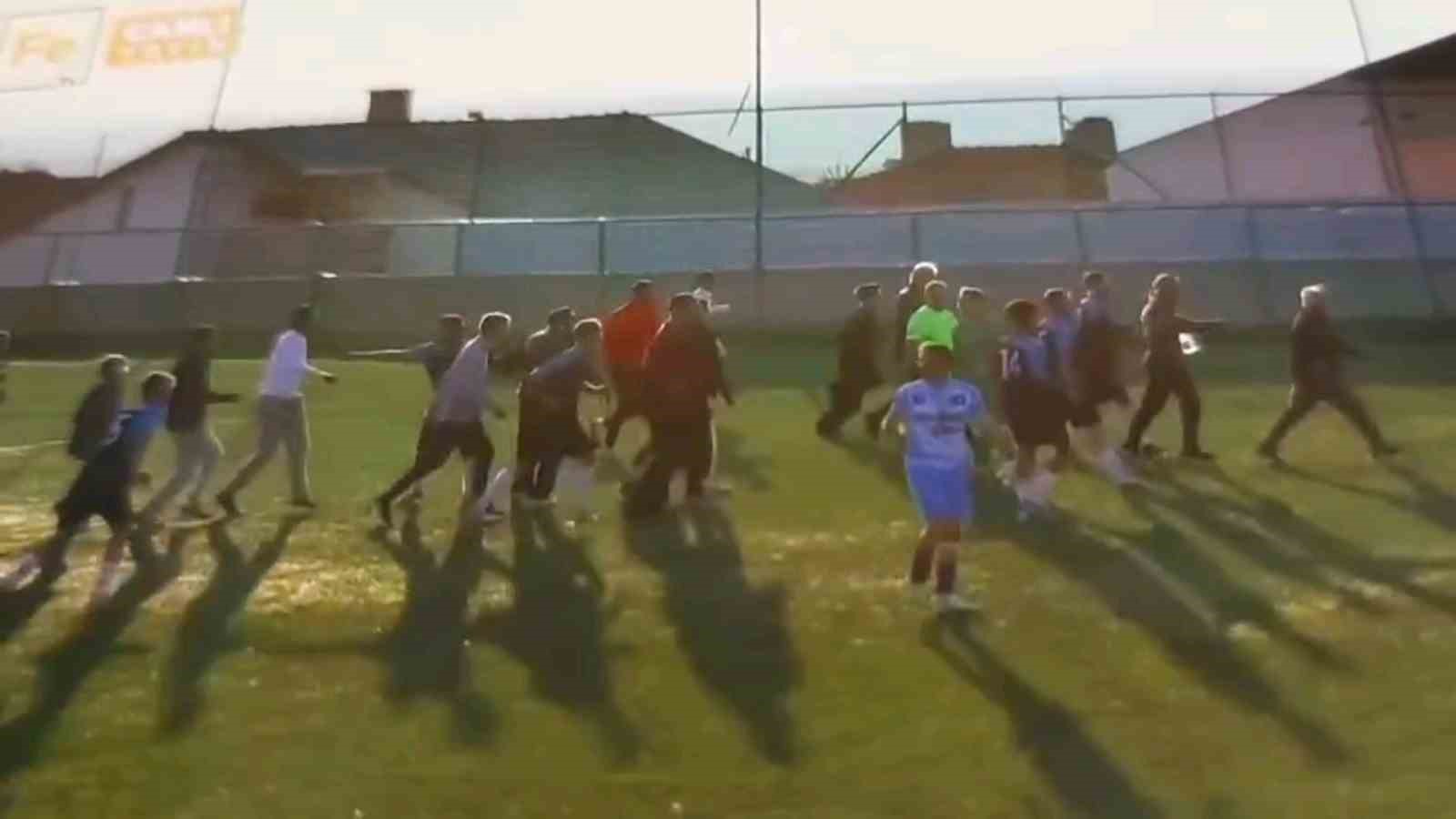 Taraftarlar sahaya girdi, maç tatil edildi