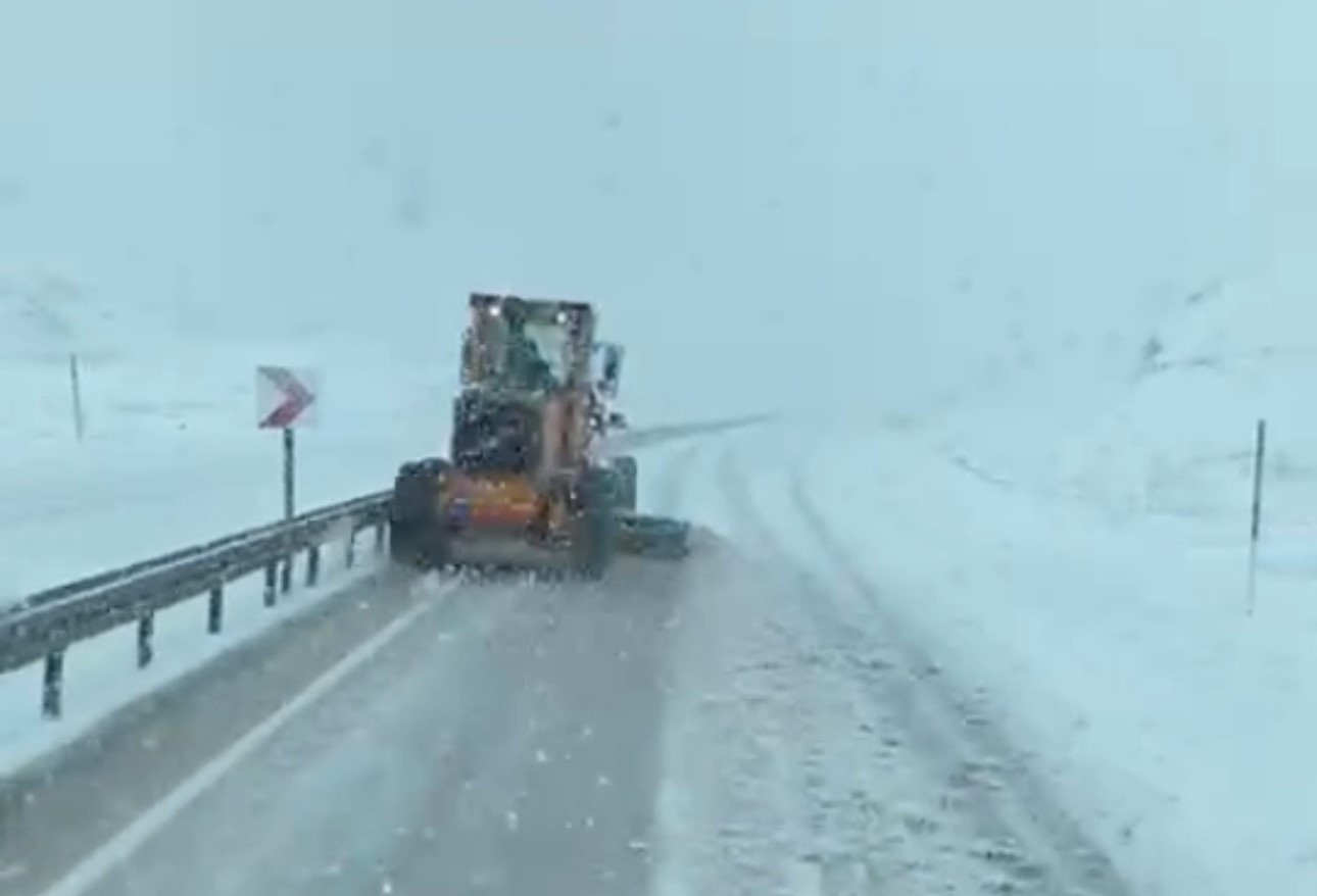 Yüksekova’da Karayolları ekipleri, karla mücadele çalışması yaptı