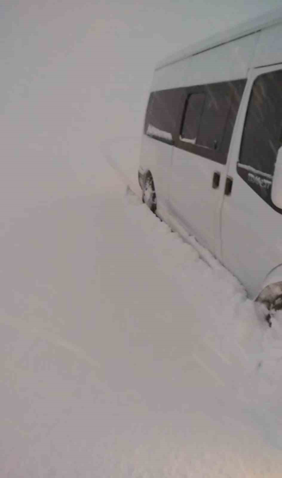 Yüksekova’da yoğun kar nedeniyle mahsur kalan vatandaşların imdadına Mehmetçik yetişti