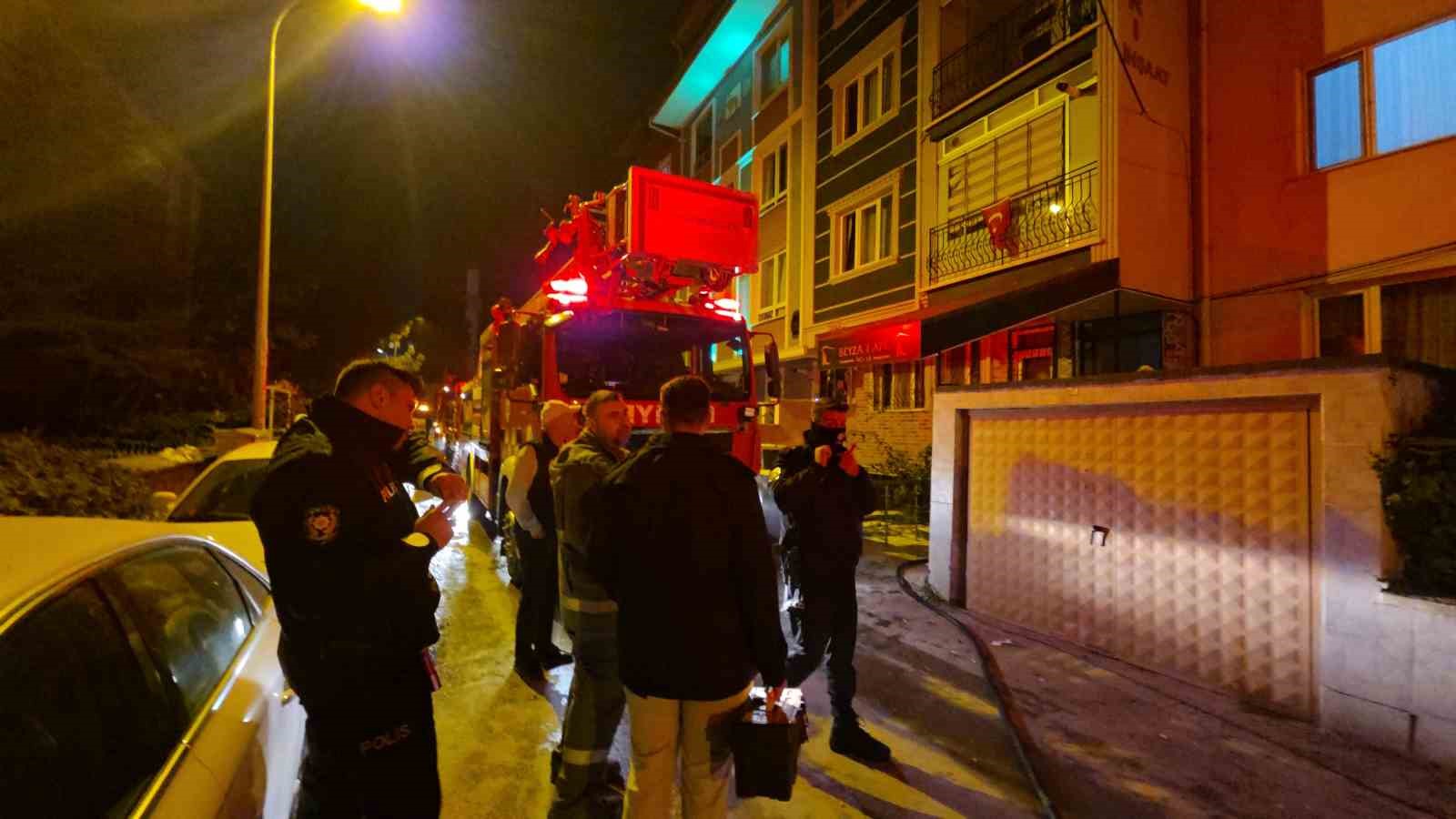 Kütahya’da 5 katlı binanın teras katında çıkan yangın paniğe neden oldu