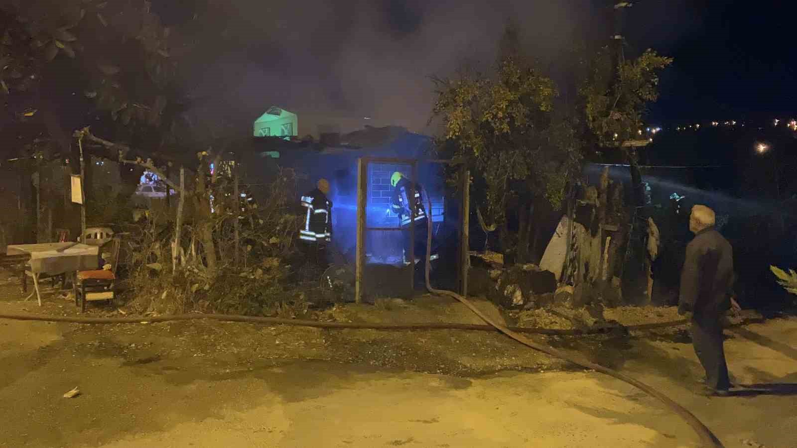 Hobi bahçesindeki baraka alev alev yandı