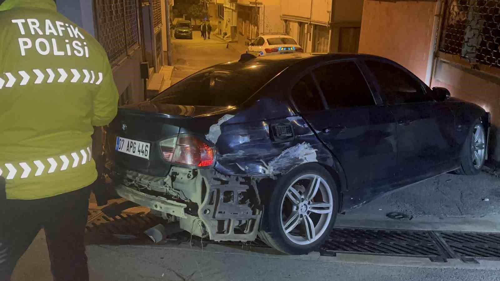 Bursa’da "dur" ihtarına uymayan sürücü 5 kilometre kaçtı: 3 araca ve duvara çarptı