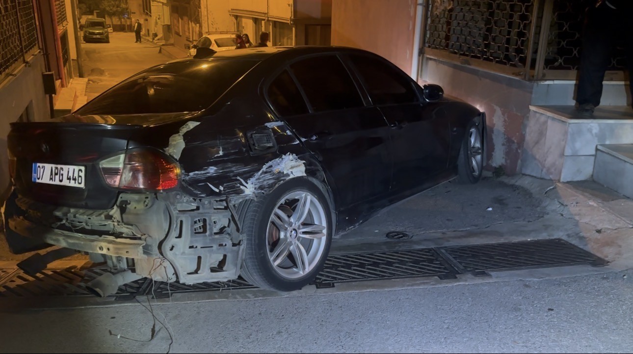 Bursa’da "dur" ihtarına uymayan sürücü 5 kilometre kaçtı: 3 araca ve duvara çarptı